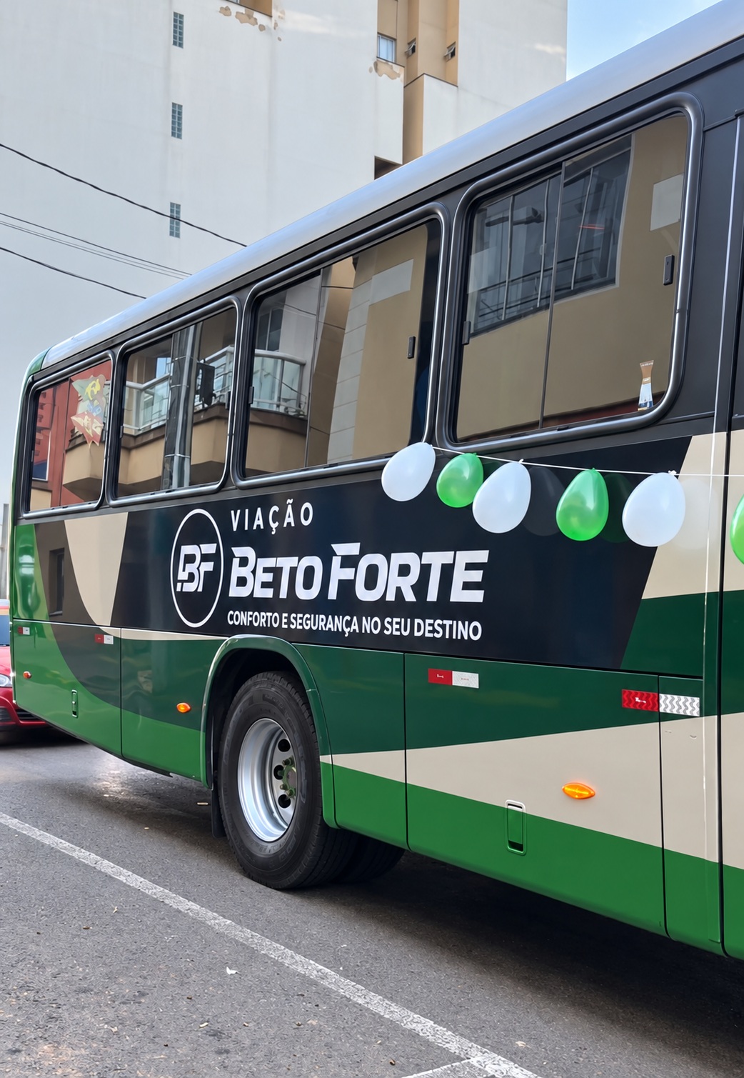 Identidade visual Beto Forte na lateral do ônibus
