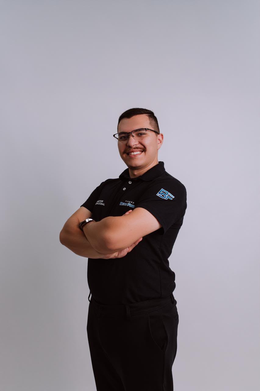 Retrato profissional com uniforme da área operacional Beto Forte